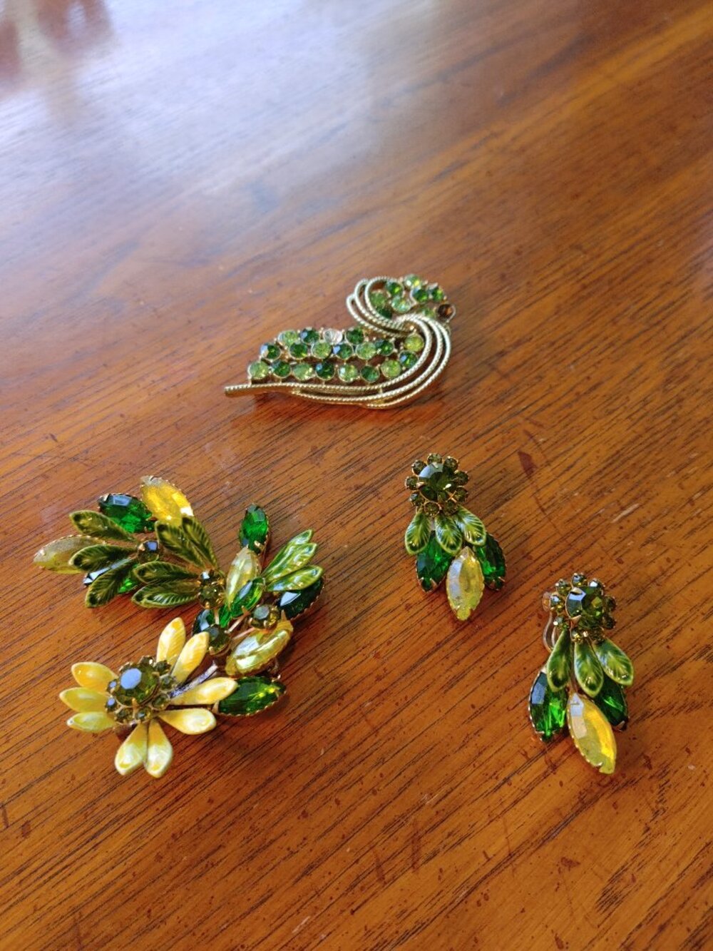 VINTAGE Green pins & clip earrings